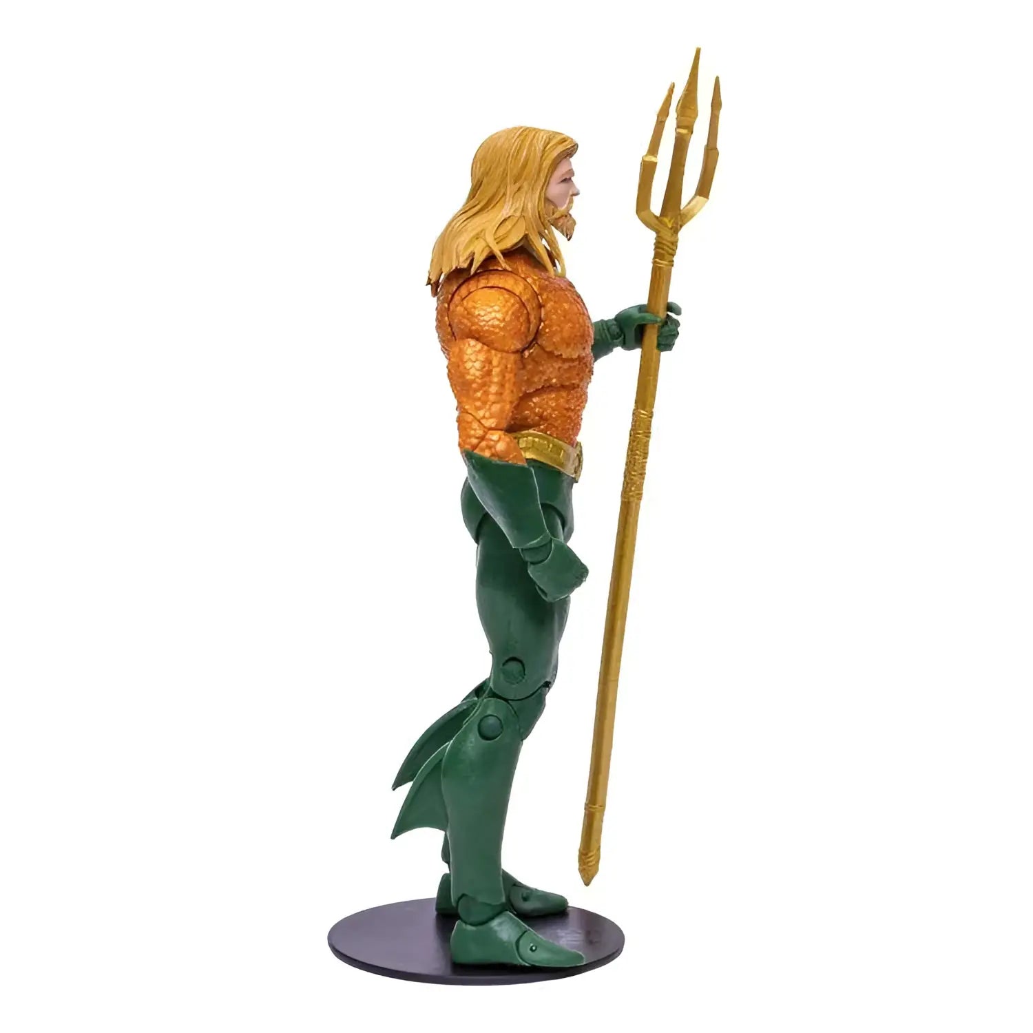DC Multiverse Aquaman Endless Winter actionfigur i orange-grön dräkt med guldtrident på svart bas