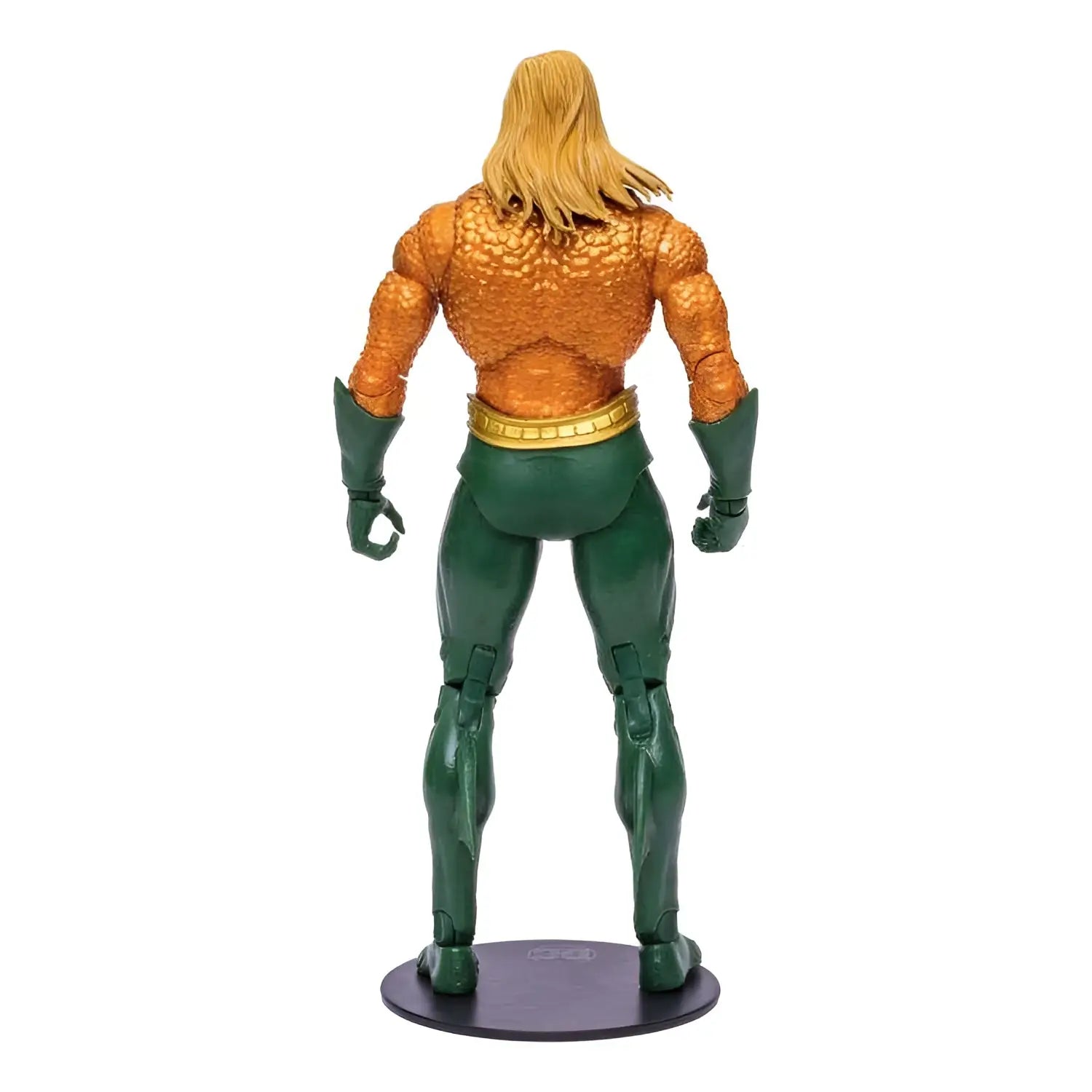 DC Multiverse Aquaman Endless Winter actionfigur med orange fjällad överkropp, gröna byxor och handskar samt guldrem