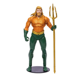 DC Multiverse Aquaman Endless Winter actionfigur i orange-grön dräkt med gyllene treudd på svart bas