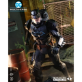 Svart rustad Batman-actionfigur i hazmat-dräkt med blå lysande emblem