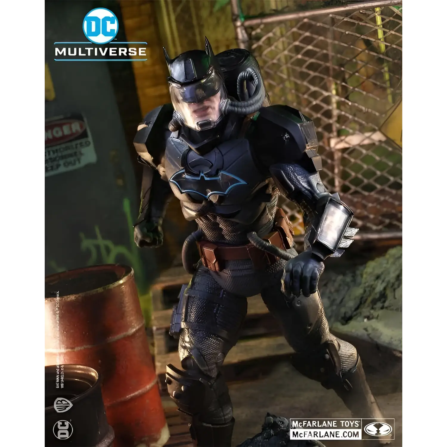 Svart rustad Batman-actionfigur i hazmat-dräkt med blå lysande emblem