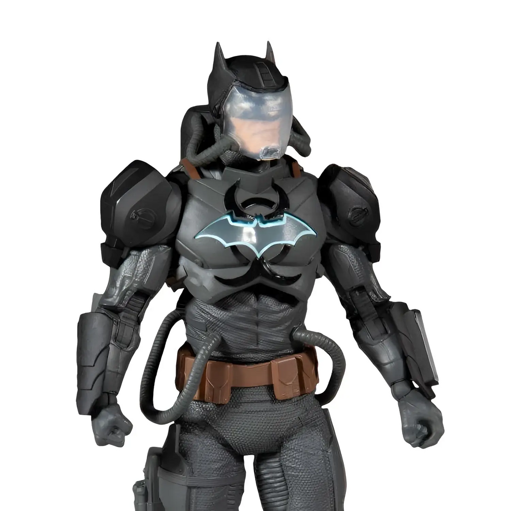 DC Multiverse Batman Hazmat Suit-figur med svart rustning och blå lysande emblem