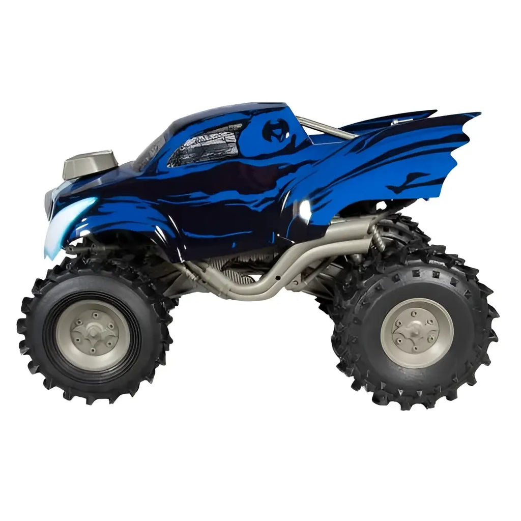 Blå Batman-tematiserad monstertruck-leksak med svarta och silver accenter i DC Multiverse Batmobeast Fordon