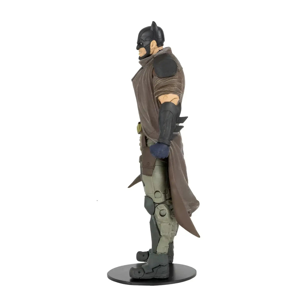 Batman DC Multiverse Dark Detective-actionfigur i mörk mantel och grön utrustning