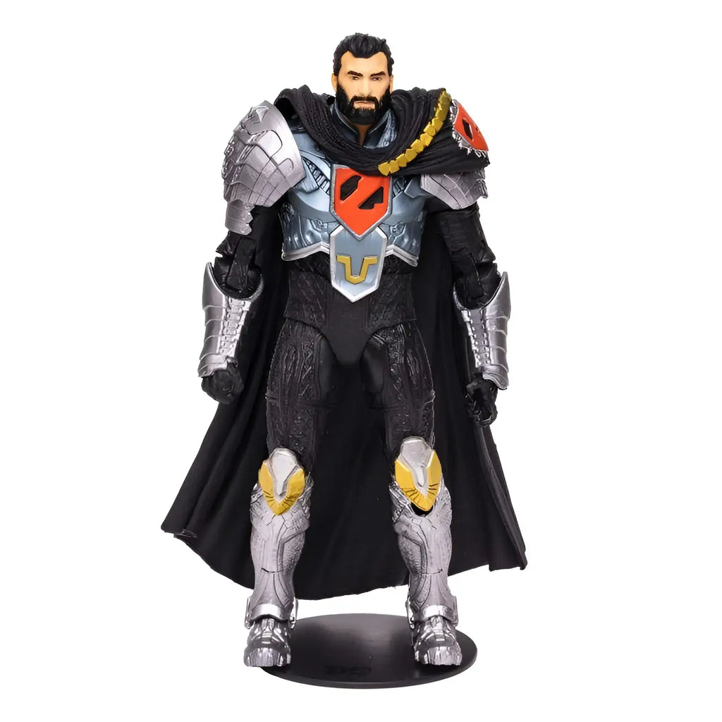 DC Multiverse General Zod actionfigur i svart och silver med guldaccenter, svart mantel och röd-guld emblem