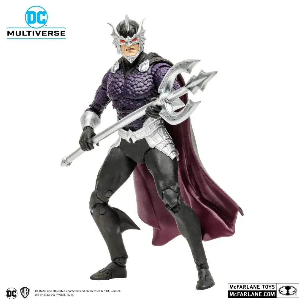 Svart och lila pansrad figur med silverhjälm, mantel och vapen från DC Multiverse, McFarlane Toys
