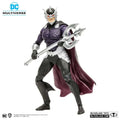 Svart och lila pansrad figur med silverhjälm, mantel och vapen från DC Multiverse, McFarlane Toys