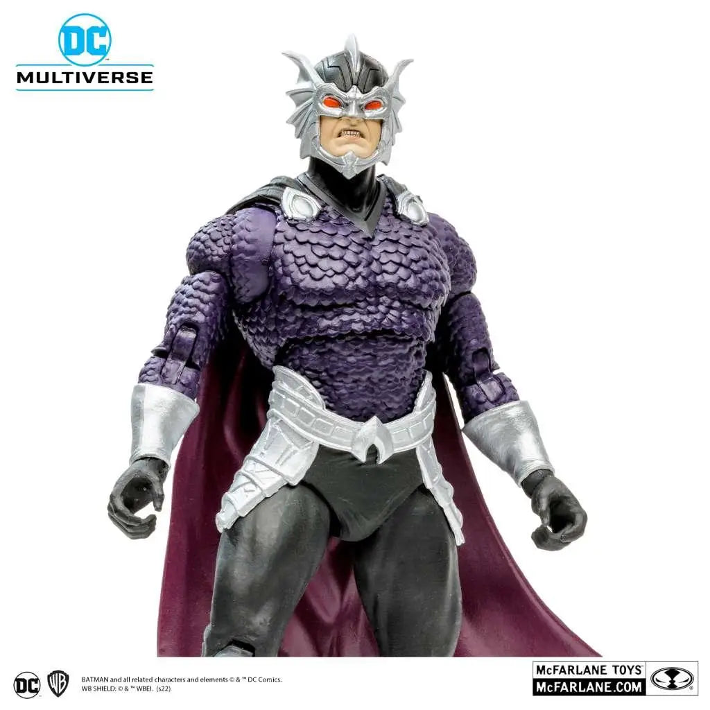 DC Multiverse Ocean Master actionfigur i silver och lila rustning med spikad hjälm, röda glödande ögon och fladdrande mantel
