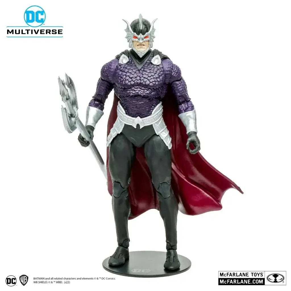 Lila och svarta Ocean Master-actionfiguren från DC Multiverse av McFarlane Toys med silverdetaljer, röd mantel och treudd
