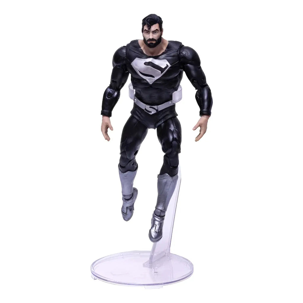 DC Multiverse Solar Superman actionfigur i svart med silver emblem, dynamisk pose på klar plastställ