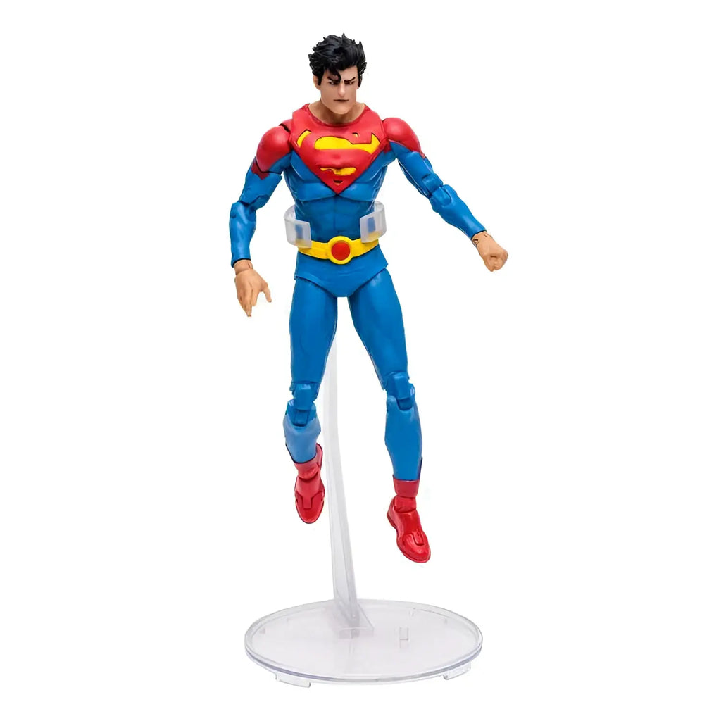 Blå och röd Superman John Kent actionfigur med gul bältesbuckla på displayställ