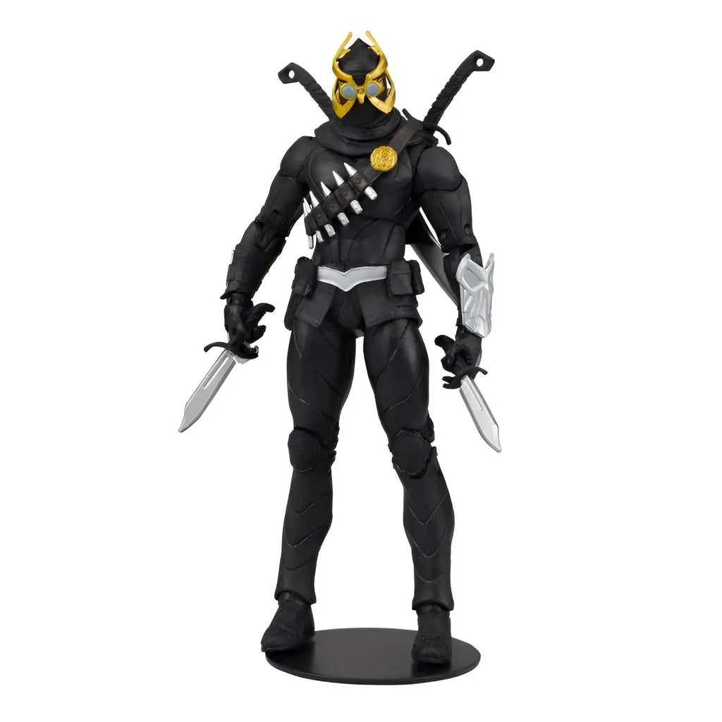 DC Multiverse Talon-figur med svart och guld rustning, stiliserad hjälm, dubbla svärd på ryggen och två dolkar i handen