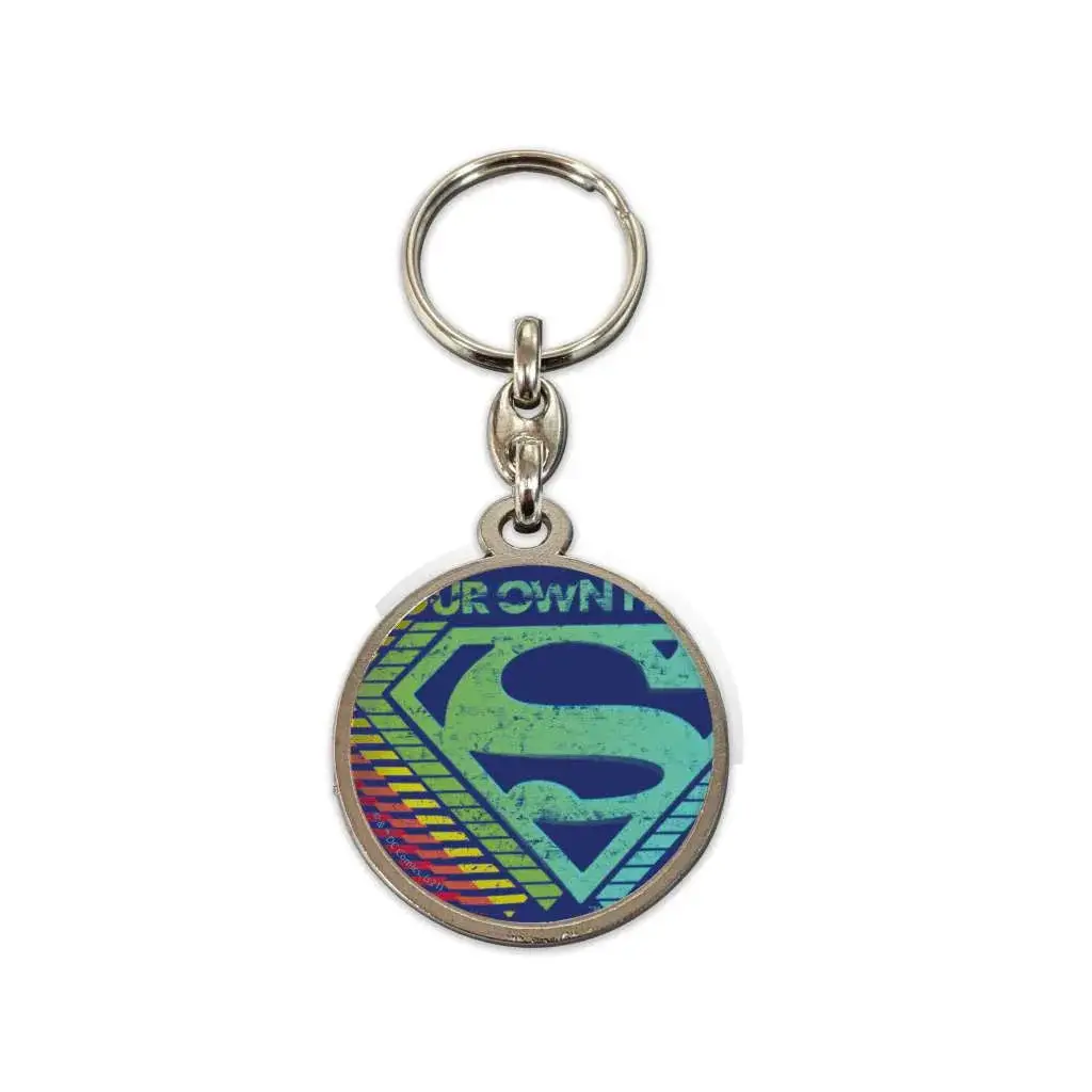 Rund DC Superman-logo metallnyckelring i silver med gradientdesign