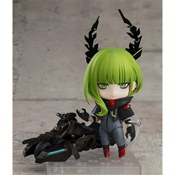 Grön håret animefigur Dead Master Nendoroid från Black Rock Shooter med svarta horn, mörkgrå kostym med röda detaljer bredvid svart motorcykel