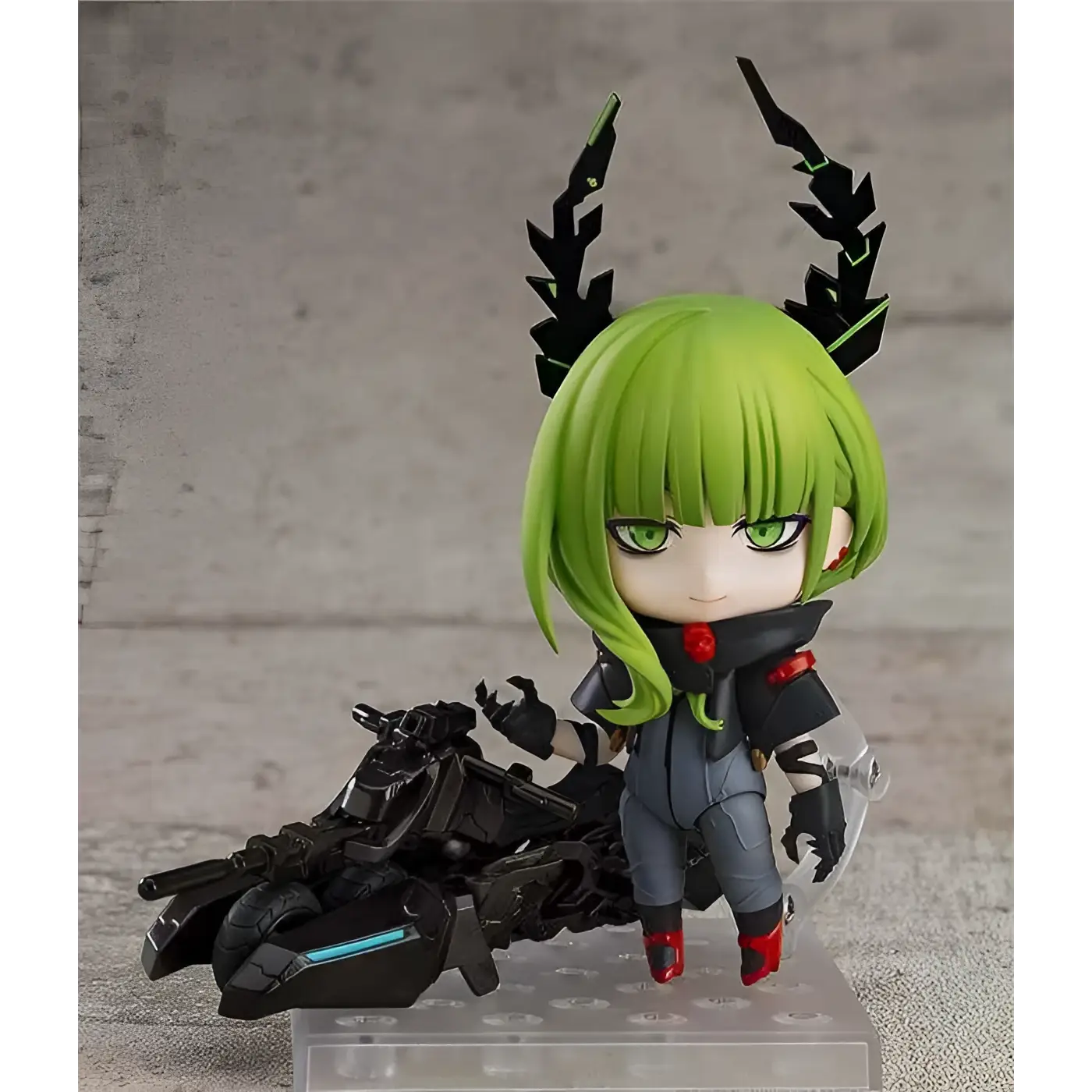 Grön håret animefigur Dead Master Nendoroid från Black Rock Shooter med svarta horn, mörkgrå kostym med röda detaljer bredvid svart motorcykel