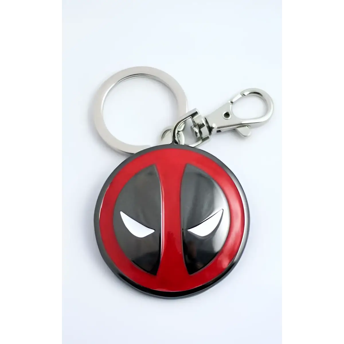 Röd och svart Deadpool-logga nyckelring med silver metallring och spänne