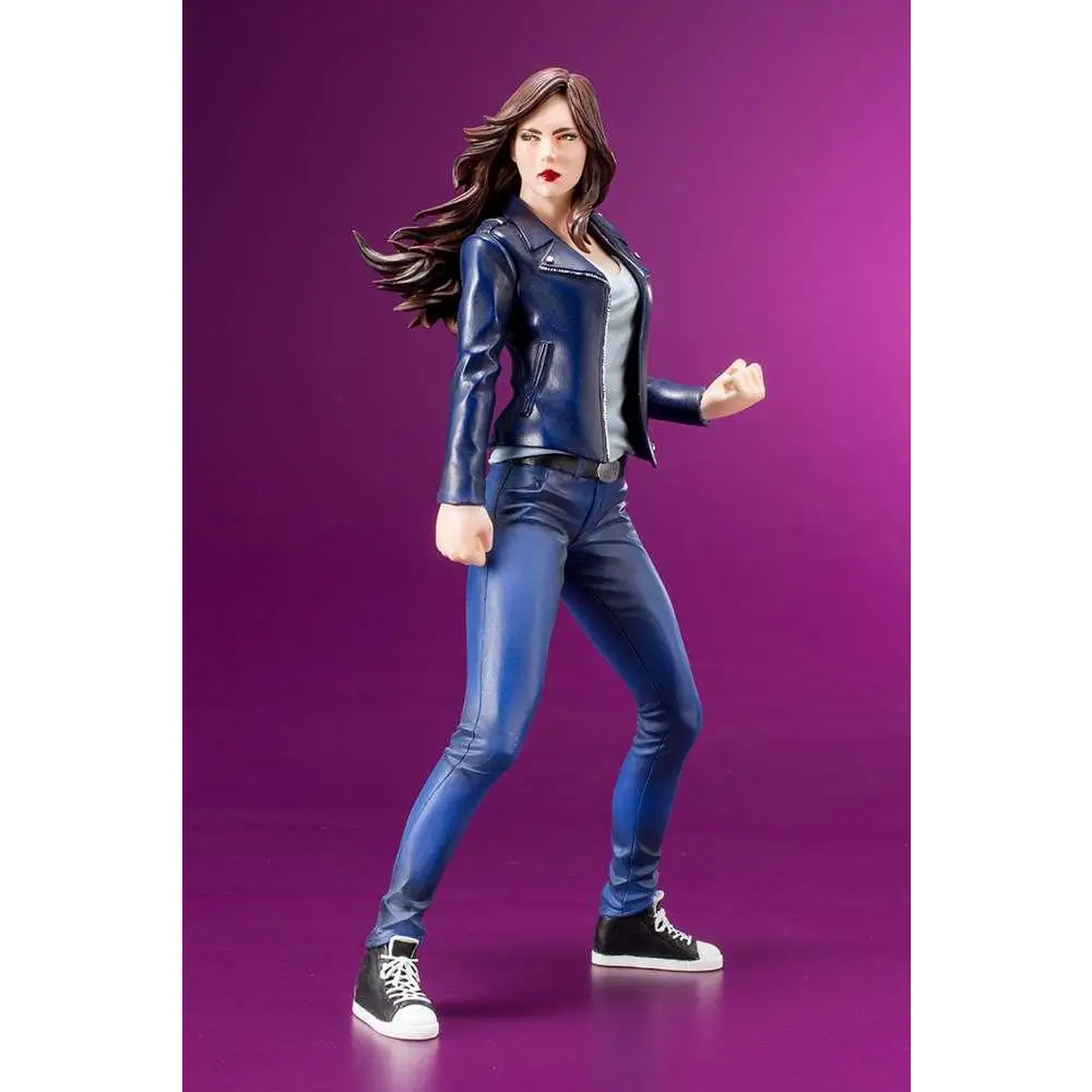 Defenders S. Jessica Jones ARTFX+ staty med blå läderjacka, matchande byxor och svarta sneakers