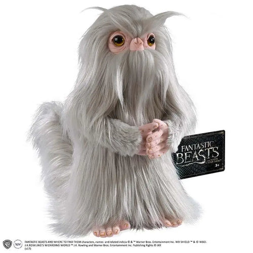 Vit plyschdemiguise från Fantastic Beasts i sittande position