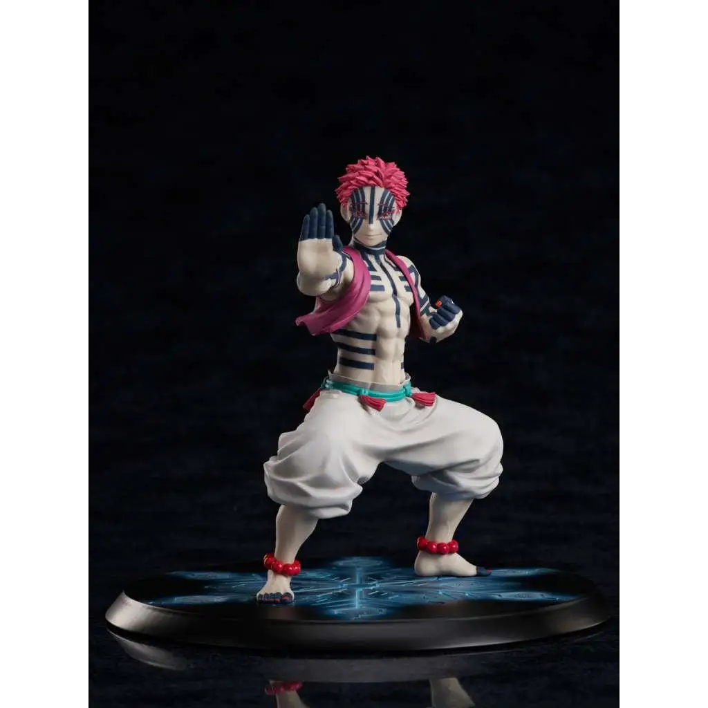 Demon Slayer Akaza 1/8-figur med rosa taggigt hår och randig ansiktsfärg