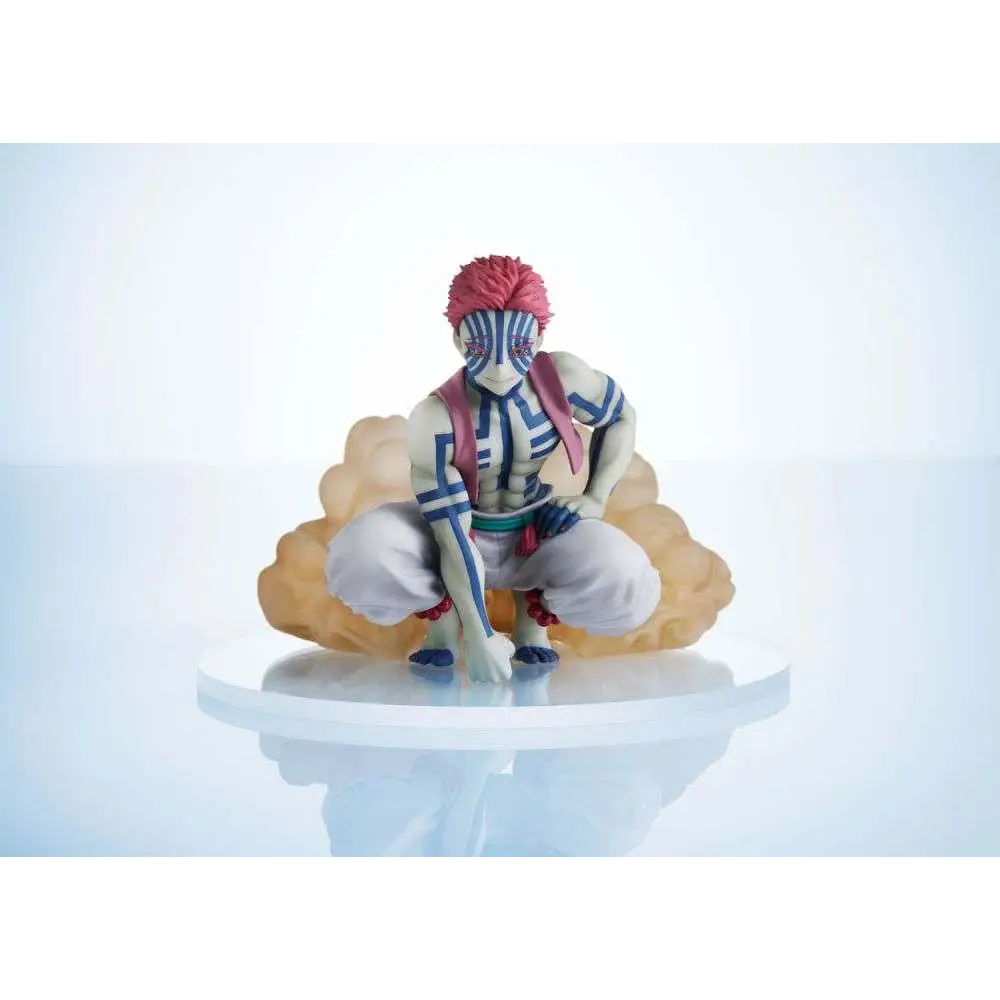Demon Slayer Akaza-figur med rosa hår och blåvita ansiktsmärken i hukande pose
