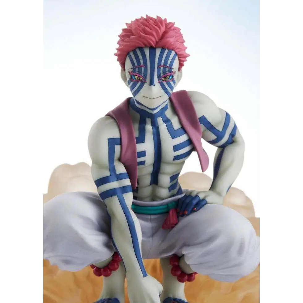 Demon Slayer Akaza-figur med rosa hår, blå ansiktsmålning och tatueringar