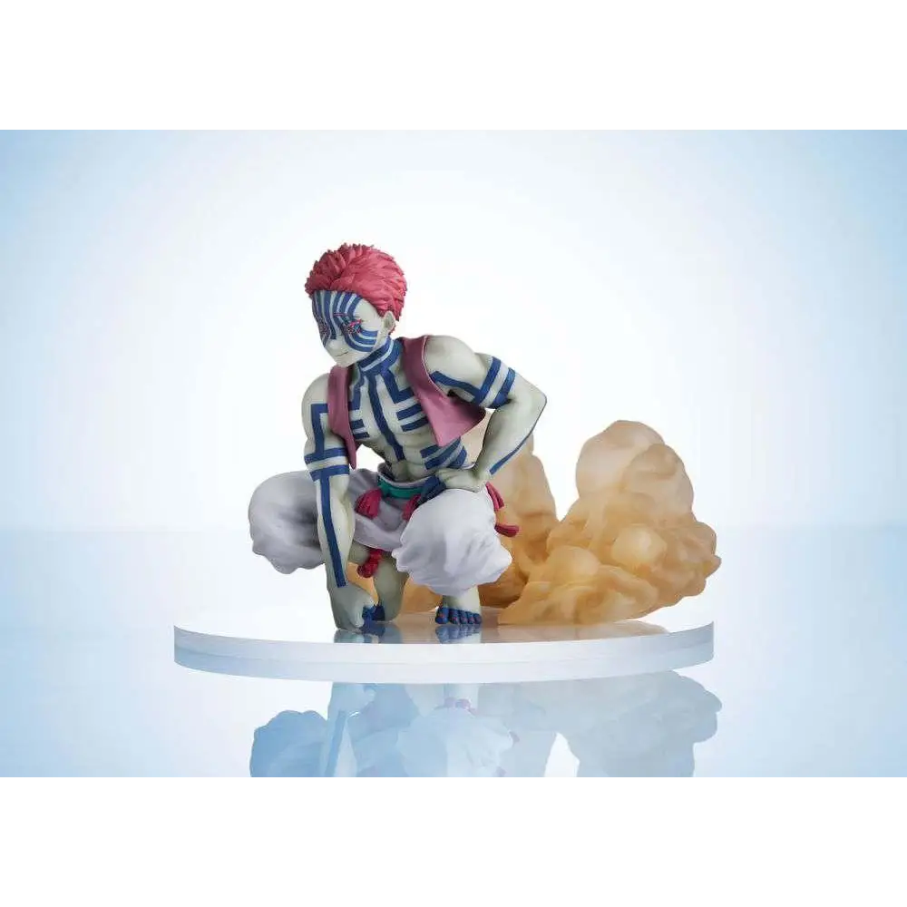 Demon Slayer Akaza figurin med rosa hår och blå märken i vit outfit