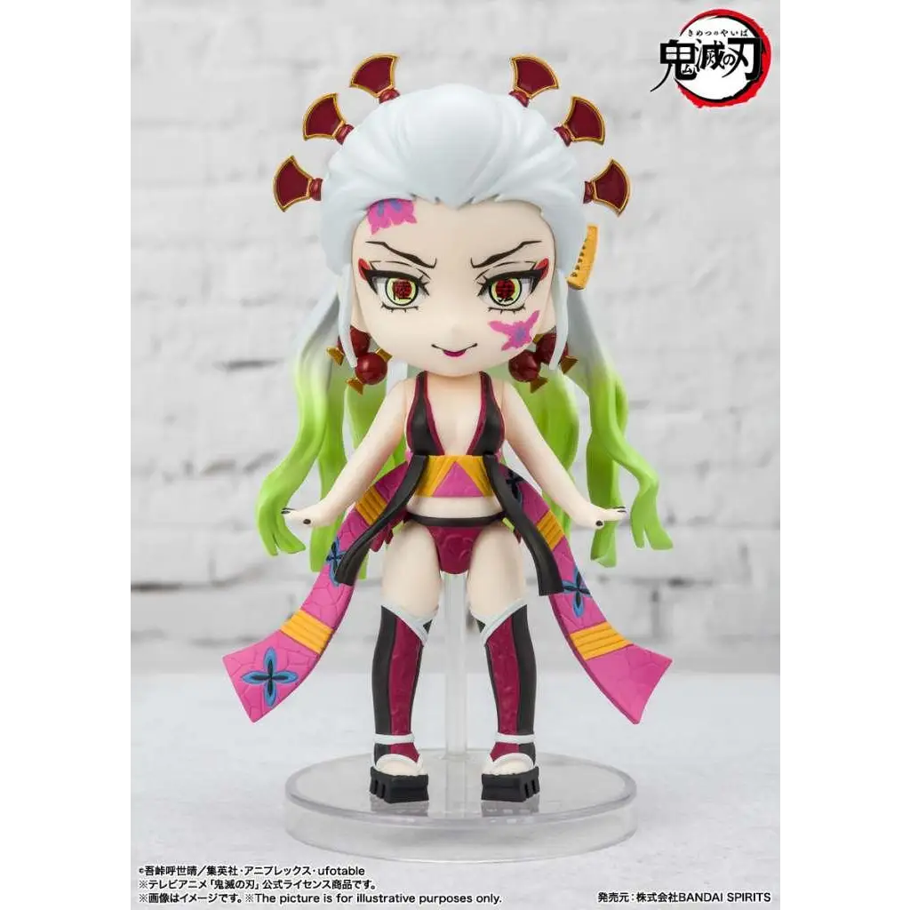 Chibi-figur av Demon Slayer Daki och Gyutaro med vit-grönt hår i svart-rosa outfit
