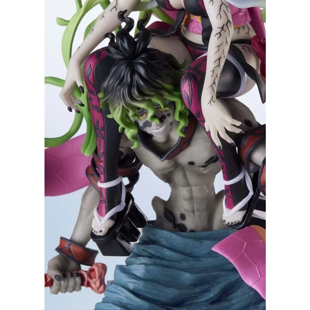 Demon Slayer Daki och Gyutaro-figur med svartgrönhårig karaktär i rosa-svart rustning och rödsvärd