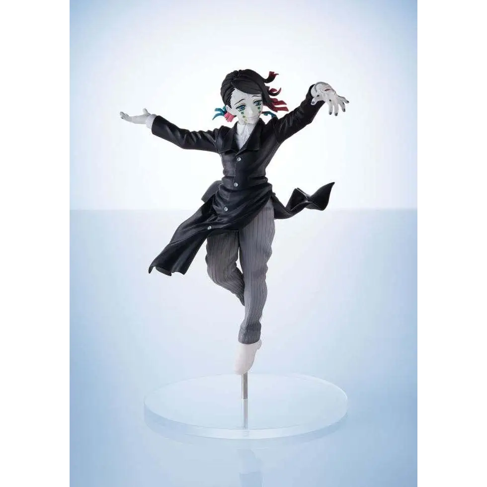 Svart och grå Demon Slayer Enmu-figur med röda håraccenter, lång mantel och randiga byxor