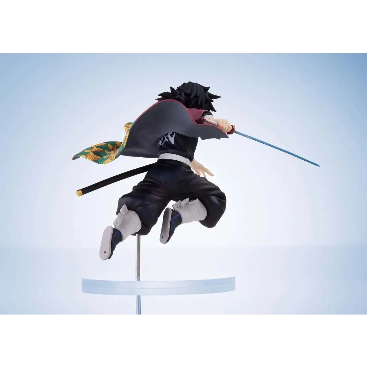 Demon Slayer Giyu Tomioka-figur i dynamisk pose med svärd