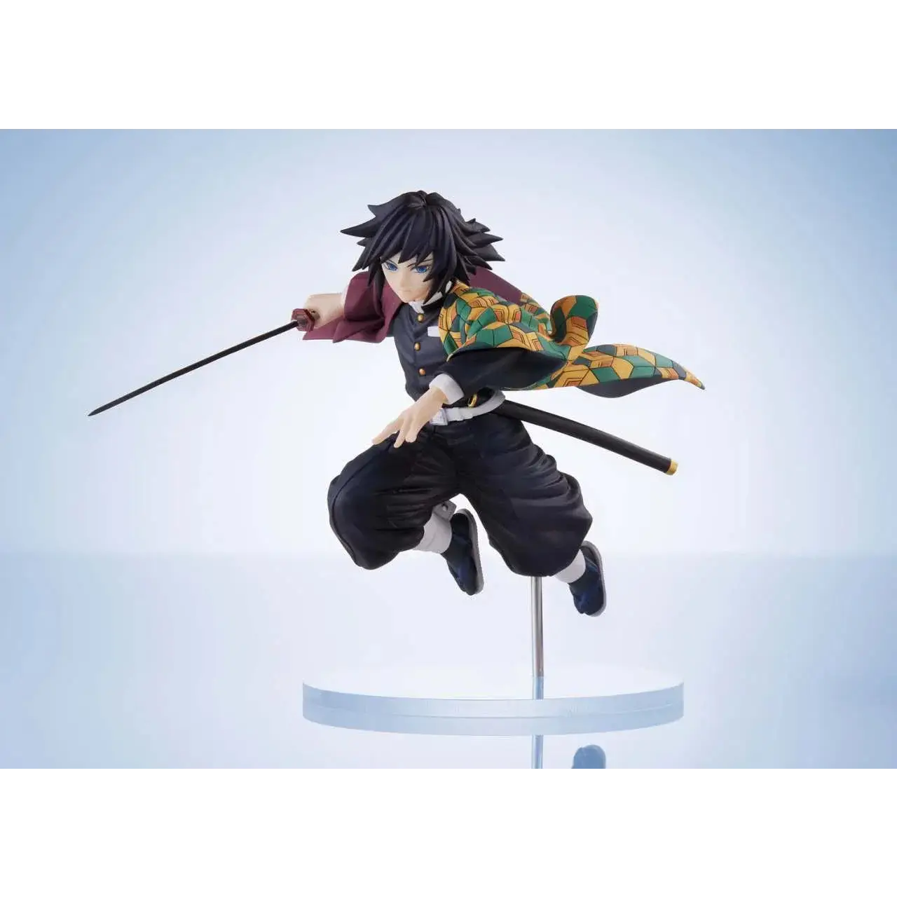 Demon Slayer Giyu Tomioka figur med svart hår i dynamisk pose