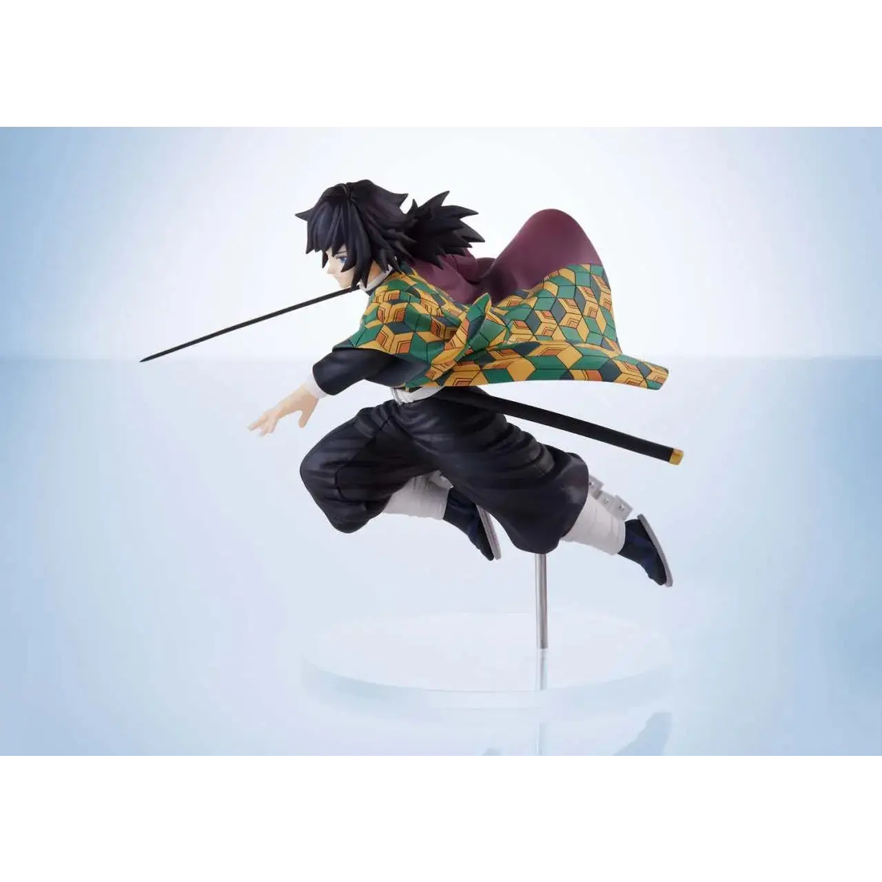 Demon Slayer Giyu Tomioka-figur i hopp med fladdrande mantel