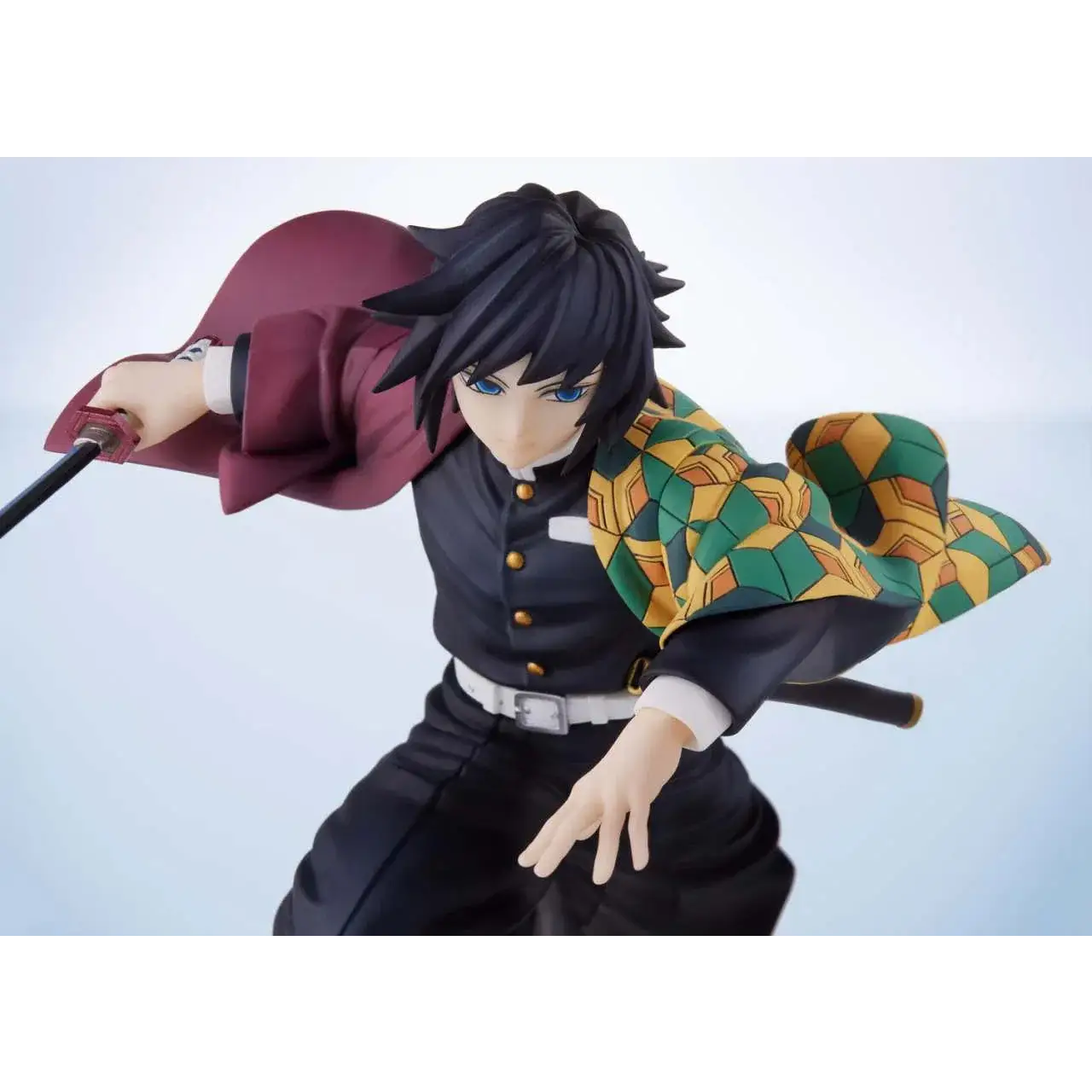 Demon Slayer Giyu Tomioka figur med svart hår, marinblå uniform och grön-gul sash