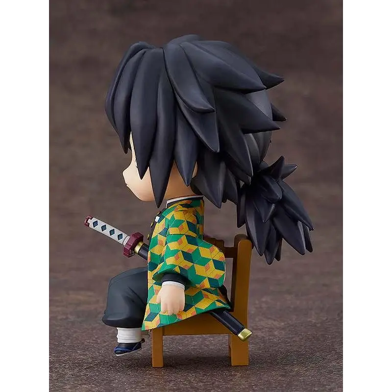 Chibi Tanjiro Kamado-figur från Demon Slayer, sittande på stol med svärd