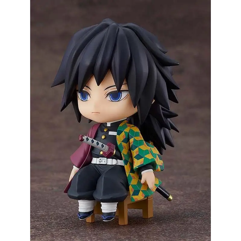 Chibi Tanjiro Kamado-figurin från Demon Slayer, med svart spretigt hår och blå ögon