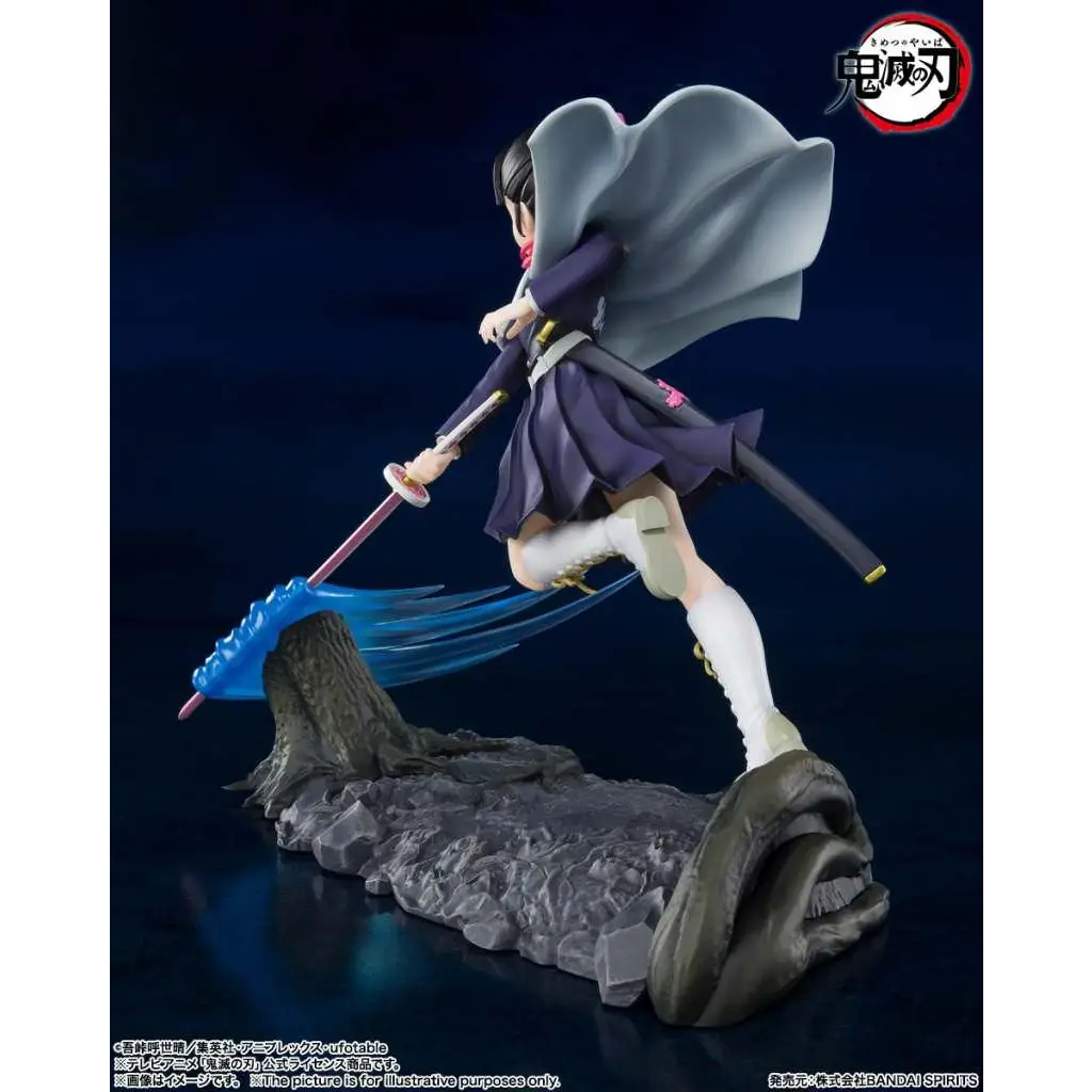 Demon Slayer Kanao Tsuyuri-figur med två svärd på klippig terräng