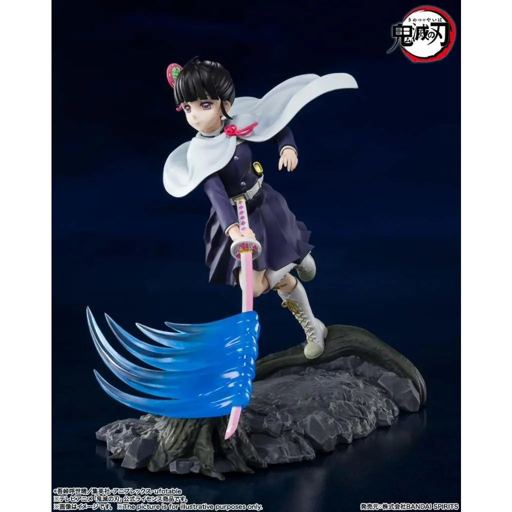 Demon Slayer Kanao Tsuyuri figurin med svart hår, röda band och blå uniform