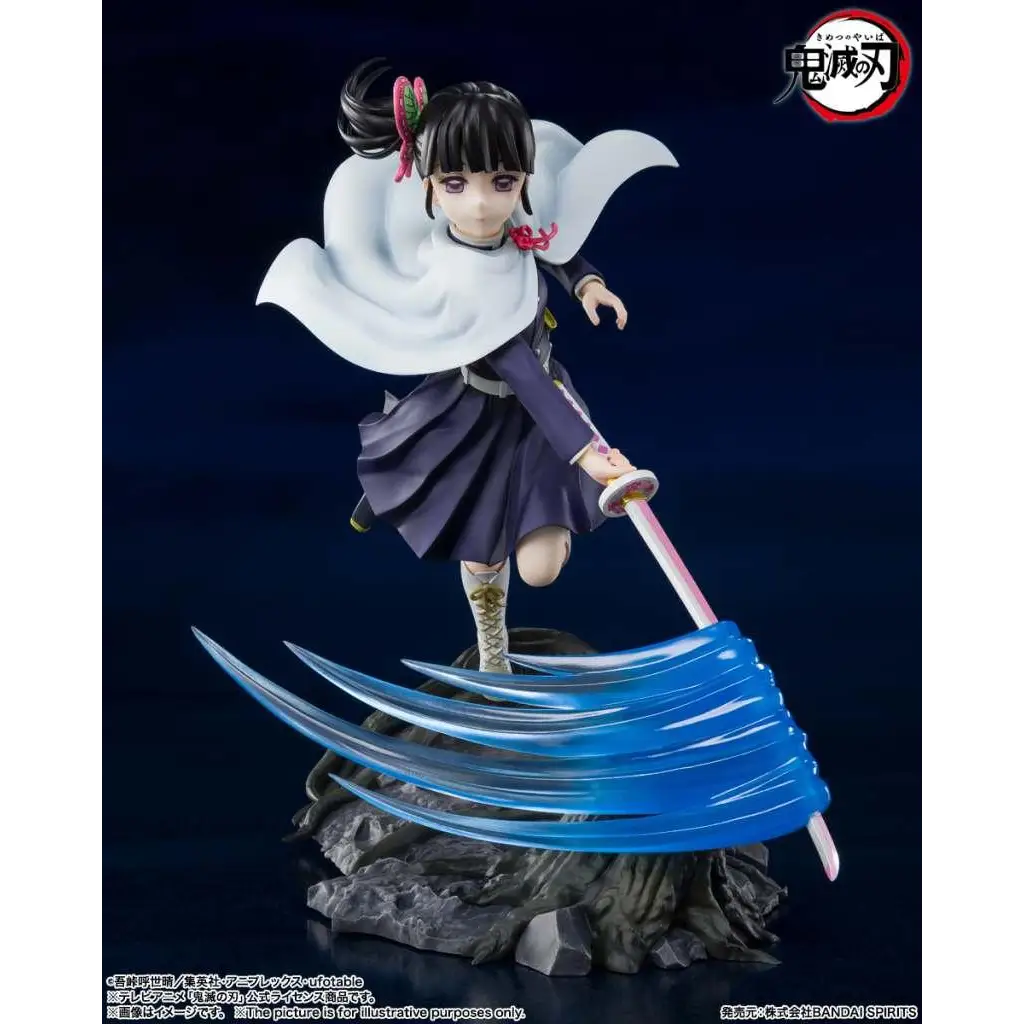 Demon Slayer Kanao Tsuyuri-figur med svart hår, rosa band, vit mantel och svärd
