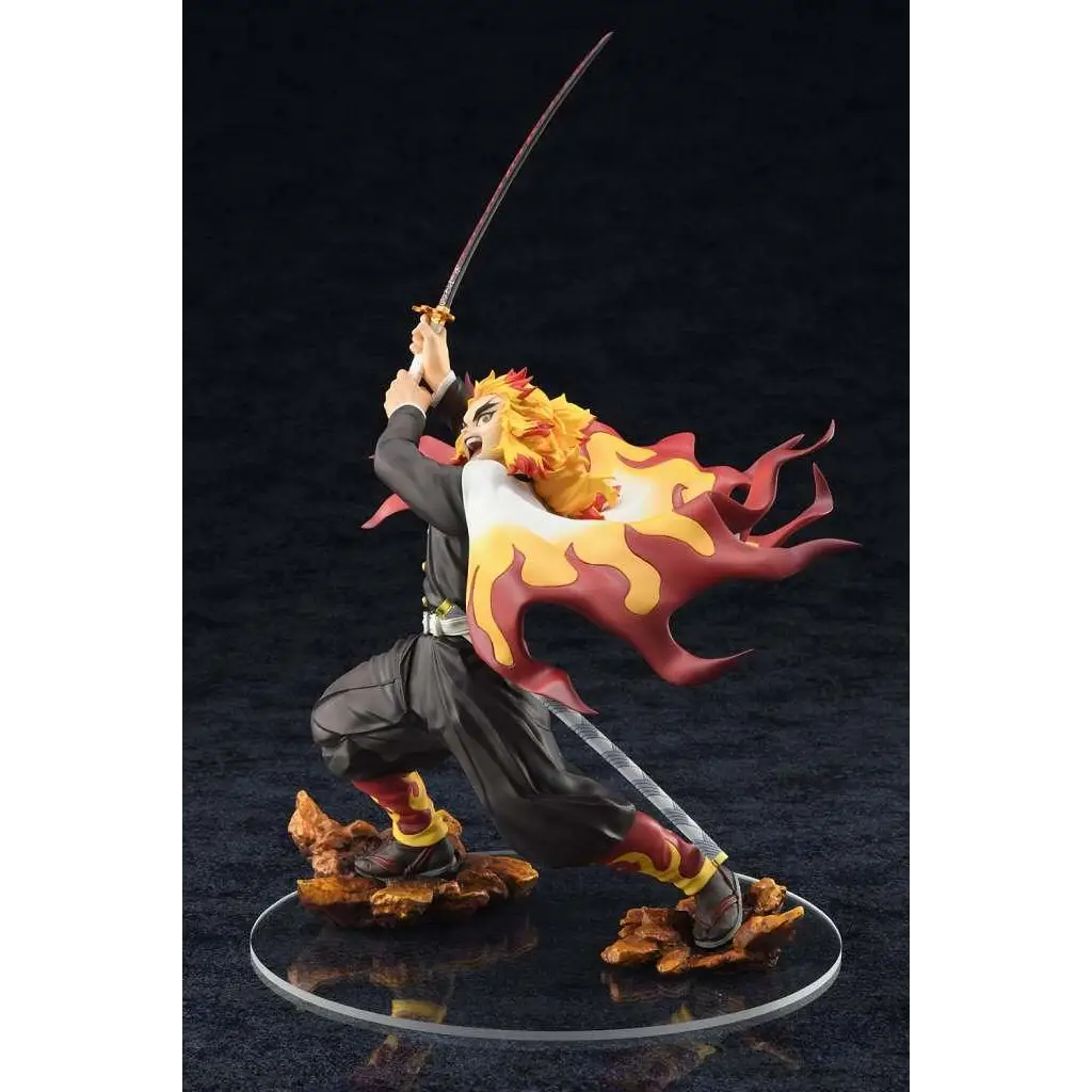 Demon Slayer Kyojuro Rengoku 1/8 figurin med flammande hår och svärd