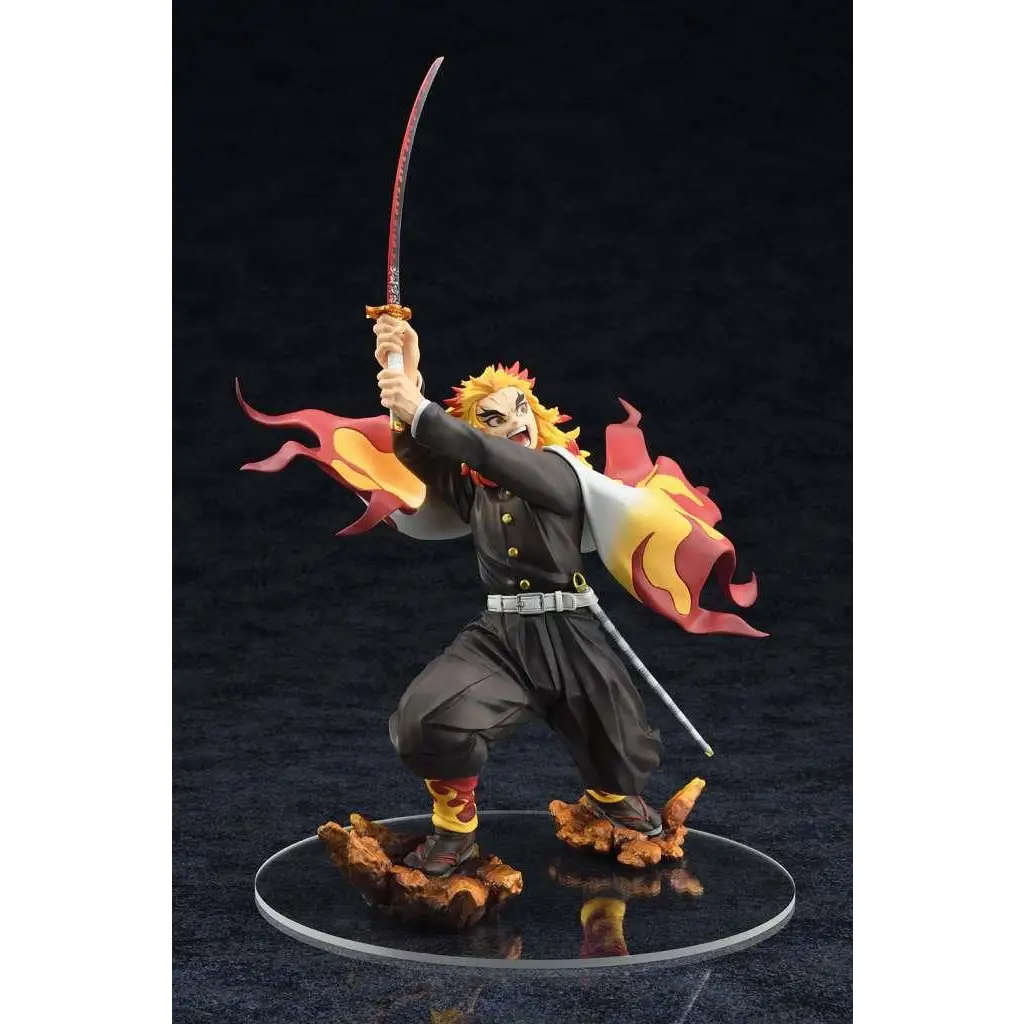 Demon Slayer Kyojuro Rengoku 1/8 figurin med spretigt gult hår och eldflammer