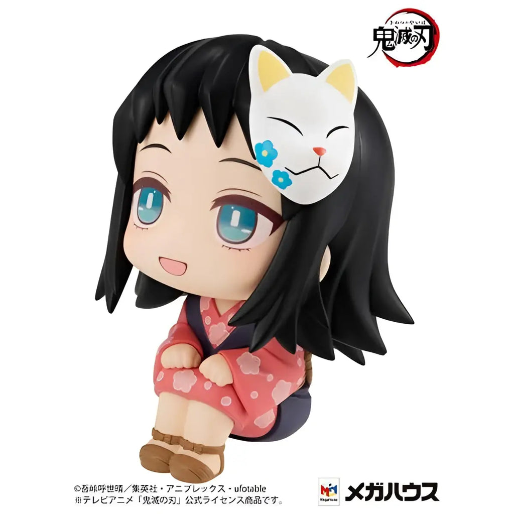 Chibi Demon Slayer Makomo-figur med svart hår, blå ögon i rosa kimono och vit kattmask