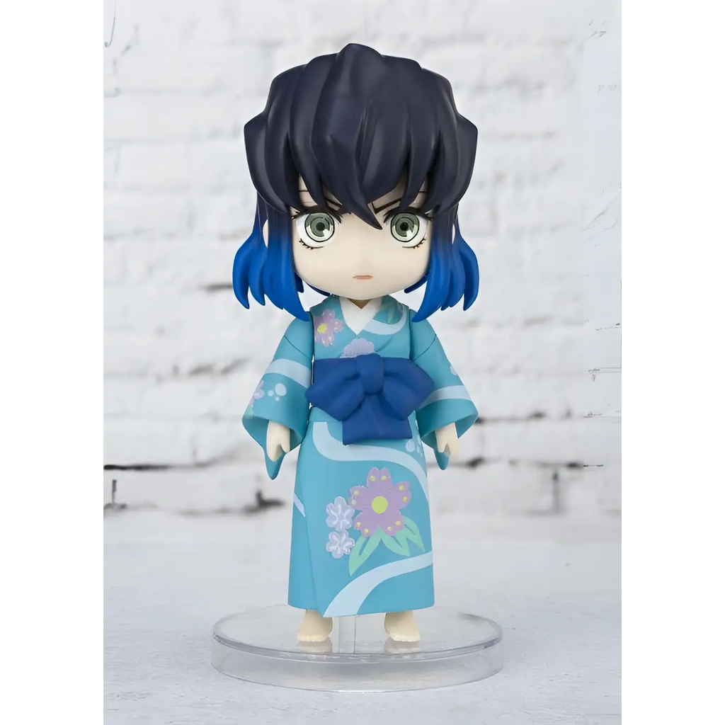 Chibi-figur av Tanjiro med mörkblått hår i ljusblå kimono från Demon Slayer