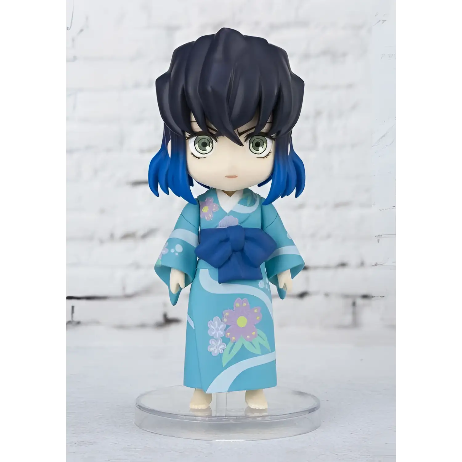 Chibi-figur av Tanjiro med mörkblått hår i ljusblå kimono från Demon Slayer