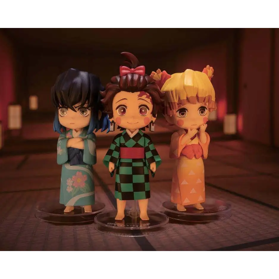 Tre Demon Slayer-figurer: Tanjiro, Zenitsu och Inosuke i kimonor