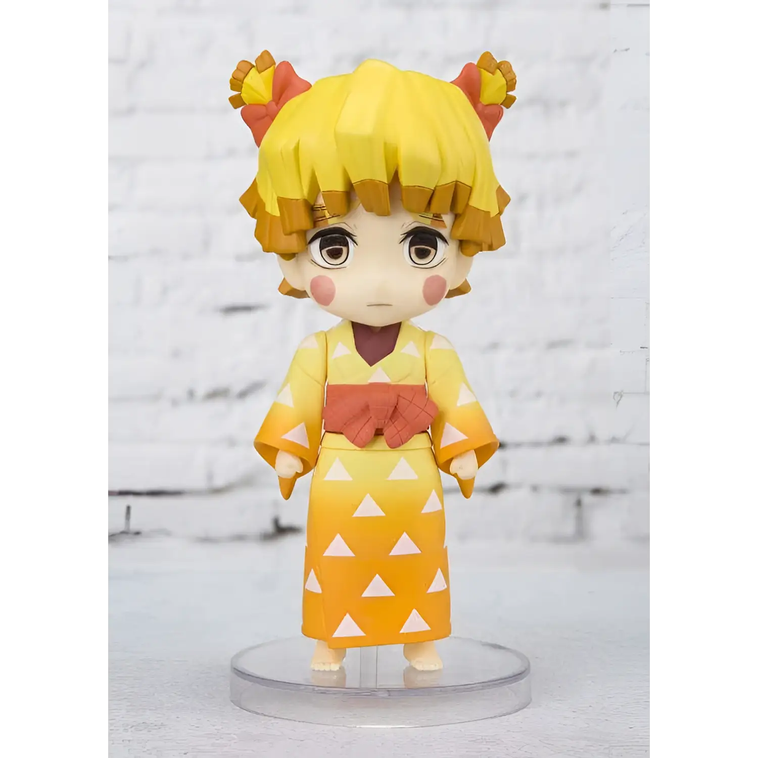 Gul och orange gradient kimono med vita triangulära mönster, röd obi-bälte och matchande håraccessoarer för Demon Slayer-figur Tanjiro, Zenitsu och Inosuke