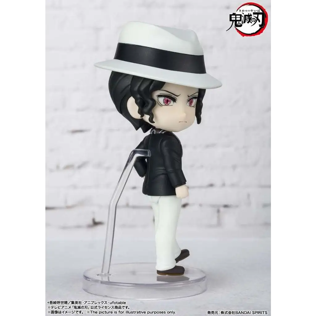 Vit chibi-figur av Muzan från Demon Slayer i vit fedora med svart band, svart jacka och vita byxor