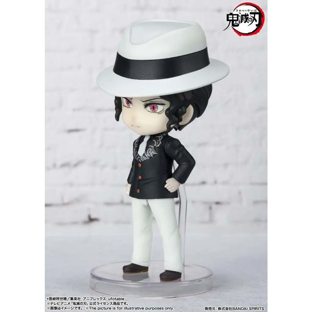 Chibi Demon Slayer Muzan-figur i svartvitt med fedora, kostym och röda ögon