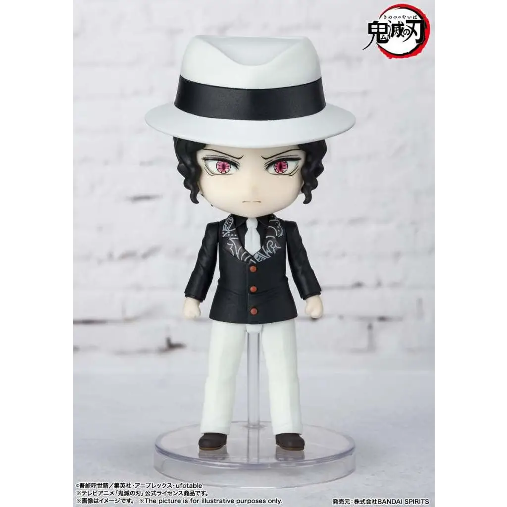 Svartvit Nendoroid-figur av Muzan från Demon Slayer i fedora, kostym med röda knappar och vita byxor