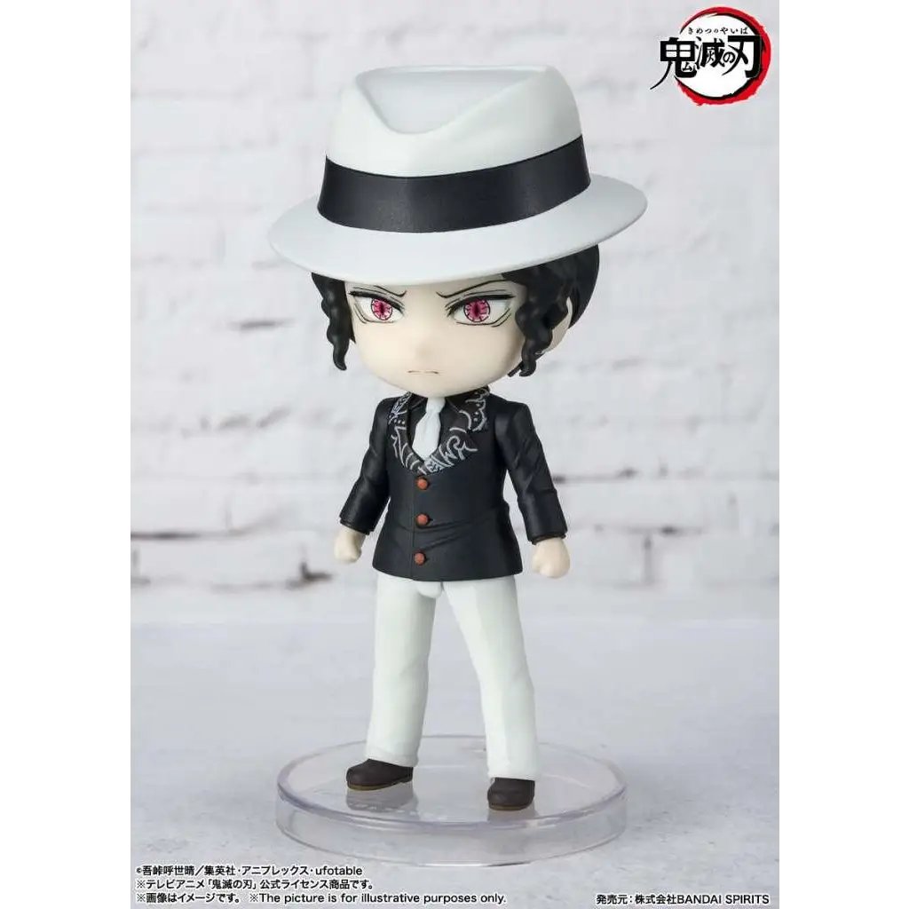 Svartvitt fedora med bred bräm på Demon Slayer Muzan Figuarts Mini-figur