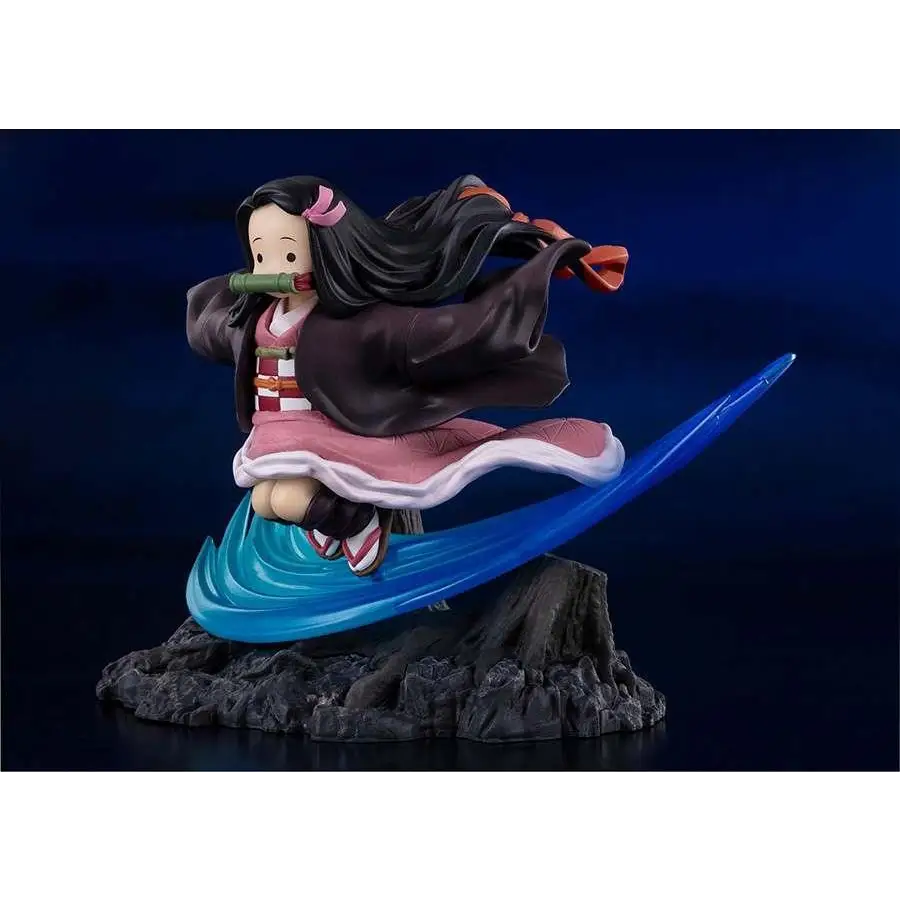 Nezuko Kamado-figur från Demon Slayer på blå våg, med svart hår och kimono